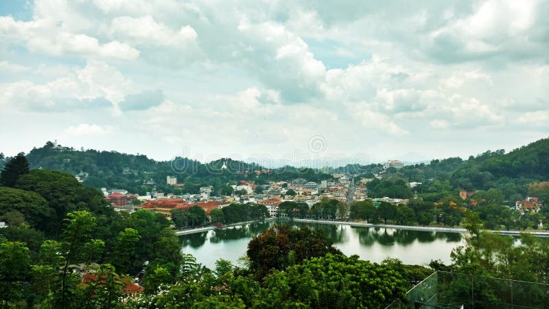 Kandy-Stadt in Sri Lanka stockfoto. Bild von bügel, architektur - 133343690