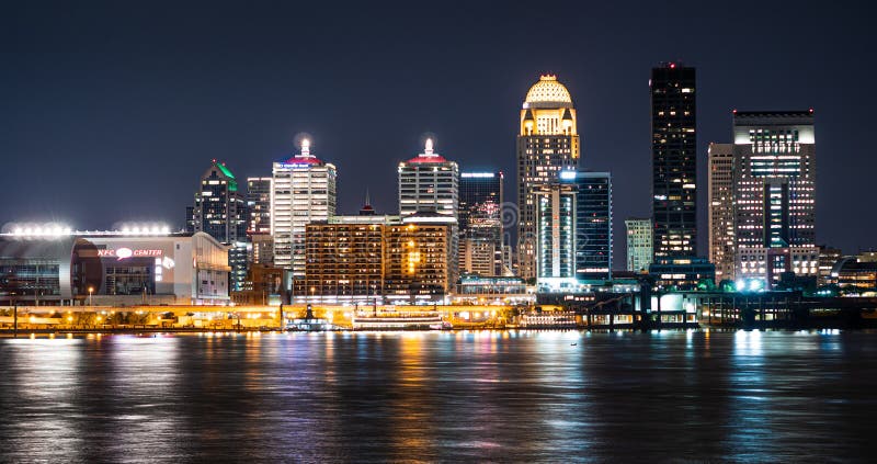 Die Stadt von Louisville bis zum Nacht lizenzfreie stockfotografie Die Stadt von Louisville bis zum Nacht lizenzfreie stockfotografie