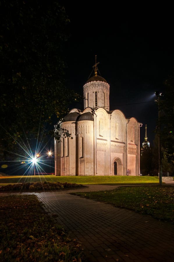 Die Stadt von Vladimir Das Ende September 2015 Beleuchten des Hauptplatzes und des St. Demetrius Cathedral in der Stadt lizenzfreie stockfotografie Die Stadt von Vladimir Das Ende September 2015 Beleuchten des Hauptplatzes und des St. Demetrius Cathedral in der Stadt lizenzfreie stockfotografie