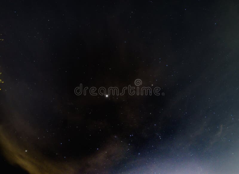 Die Sterne auf dem Himmel im beträchtlichen Universum in Thailand lizenzfreies stockfoto Die Sterne auf dem Himmel im beträchtlichen Universum in Thailand lizenzfreies stockfoto