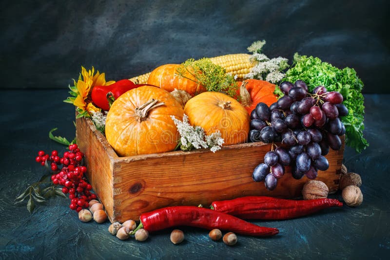 Die Tabelle, verziert mit Gemüse und Früchten Erntefest, glückliche Danksagung
