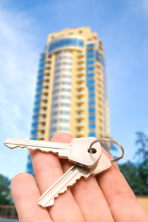 Сниму квартиру дом в ключах. Ключи от квартиры. Ключи от квартиры в руке. Домик с ключами. Ключи от апартаментов.