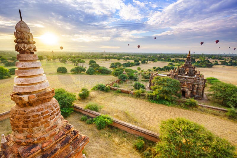 Die Tempel von bagan am Sonnenaufgang, Bagan, Myanmar lizenzfreie stockfotografie Die Tempel von bagan am Sonnenaufgang, Bagan, Myanmar lizenzfreie stockfotografie