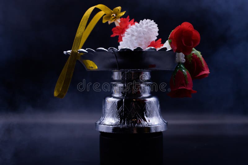 Die thail?ndische Ausr?stungszeremonie auf schwarzem Hintergrund mit Hoffnung und Anbetung stockfotografie Die thail?ndische Ausr?stungszeremonie auf schwarzem Hintergrund mit Hoffnung und Anbetung stockfotografie