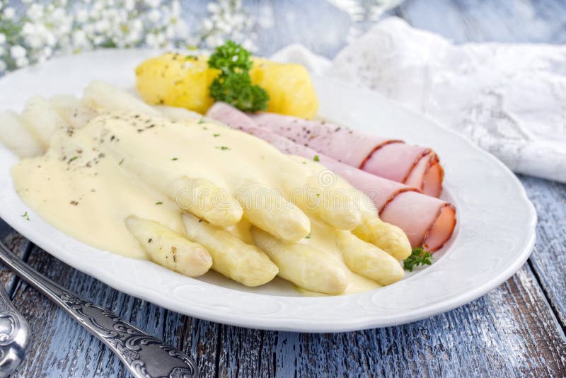 Die Traditionelle Weißer Spargel Mit Gekochtem Schinken Und Kartoffeln ...