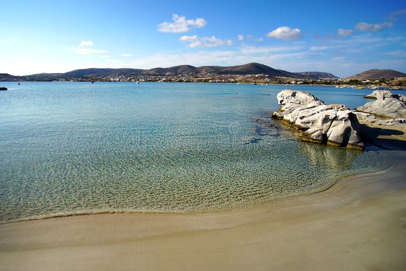 Die Transparenz des Türkiswassers Kolimbithres-Strandes auf der Insel von Paros in Griechenland stockfotografie Die Transparenz des Türkiswassers Kolimbithres-Strandes auf der Insel von Paros in Griechenland stockfotografie