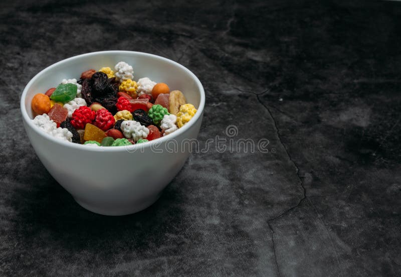 Die Trockenfrüchte auf dem Tisch stockbild Die Trockenfrüchte auf dem Tisch stockbild