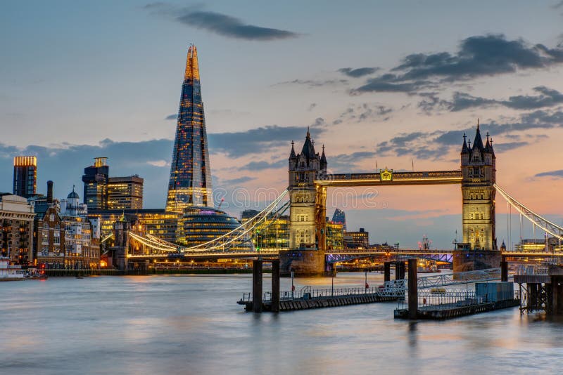 Die Turm-Brücke in London nach Sonnenuntergang lizenzfreies stockfoto Die Turm-Brücke in London nach Sonnenuntergang lizenzfreies stockfoto