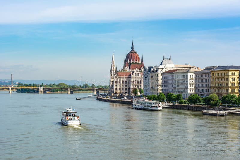 Die ungarische Parlaments-Gebäude und Donau in Budapest, Ungarn lizenzfreie stockfotos Die ungarische Parlaments-Gebäude und Donau in Budapest, Ungarn lizenzfreie stockfotos