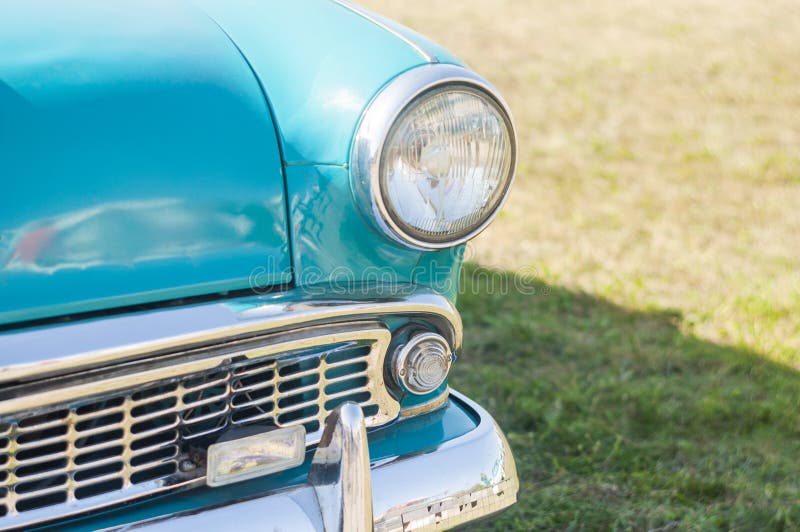 Die Vorderseite des Ruß mit den Scheinwerfern eines alten Retro- Autos stockfoto