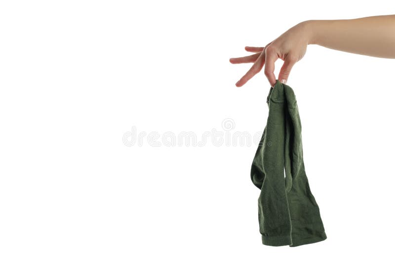 Die weibliche Hand hält schmutzige Socken isoliert auf weißem Hintergrund lizenzfreies stockfoto