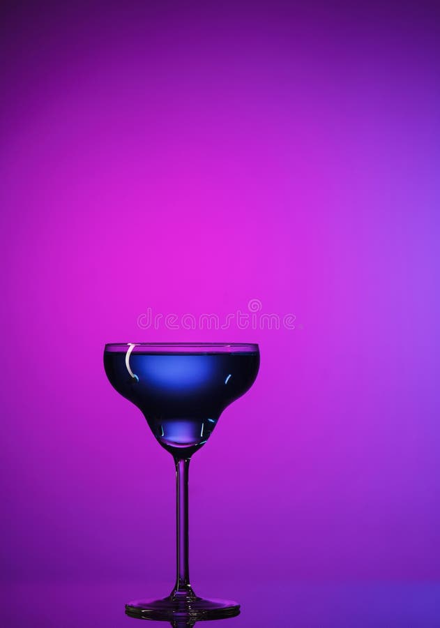 Die Weingläser, die auf dem Tisch am Studio stehen stockbild Die Weingläser, die auf dem Tisch am Studio stehen stockbild