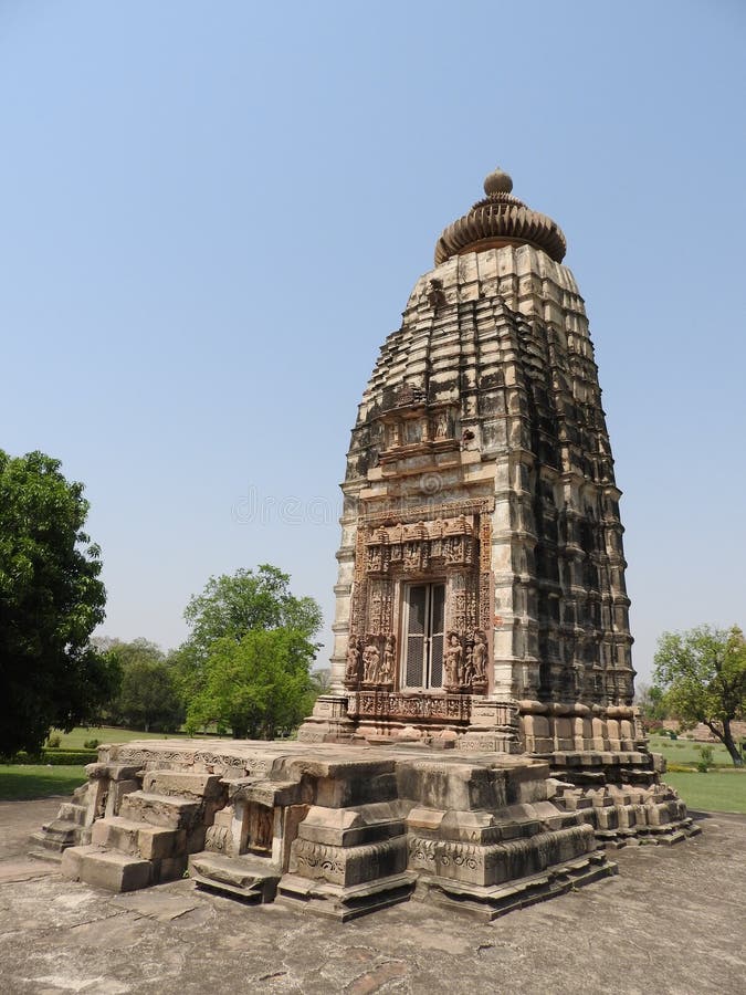 Die Westgruppe von Tempeln, Khajuraho, an einem vollen Tag, Madhya Pradesh, Indien, UNESCO-Welterbestätte stockbild Die Westgruppe von Tempeln, Khajuraho, an einem vollen Tag, Madhya Pradesh, Indien, UNESCO-Welterbestätte stockbild