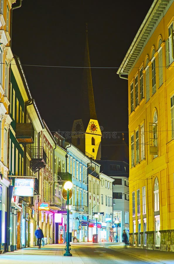 Die wickelnde Pfarrgasse-Straße am Abend, schlechtes Ischl, Österreich lizenzfreie stockbilder Die wickelnde Pfarrgasse-Straße am Abend, schlechtes Ischl, Österreich lizenzfreie stockbilder