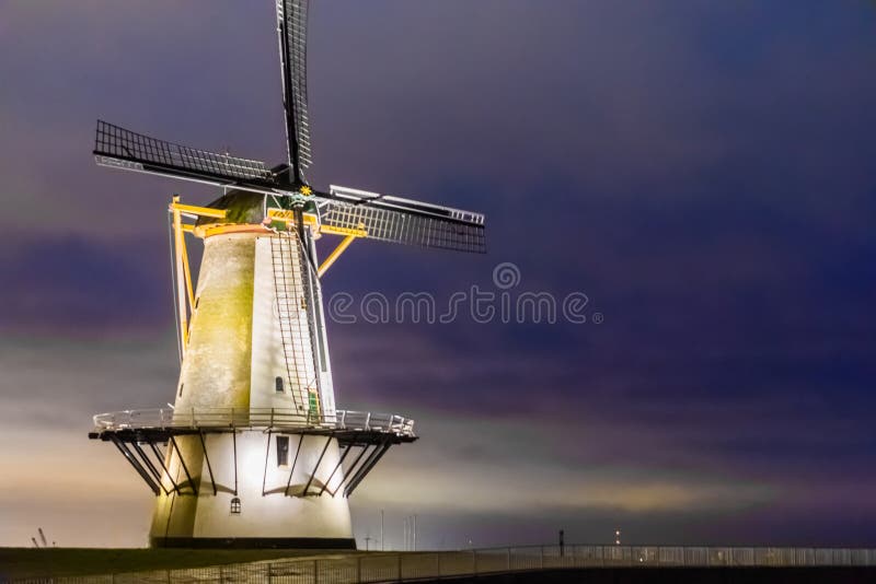 Die Windmühle von Vlissingen bis zum Nacht, typische niederländische Landschaft, historische Gebäude, Zeeland, die Niederlande lizenzfreies stockbild Die Windmühle von Vlissingen bis zum Nacht, typische niederländische Landschaft, historische Gebäude, Zeeland, die Niederlande lizenzfreies stockbild