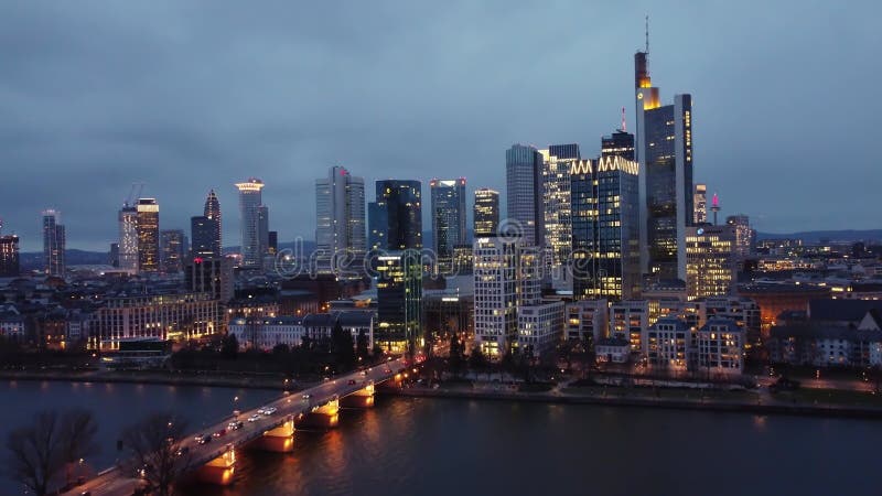 Die Wolkenkratzer von Frankfurt Deutschland Nacht stock video