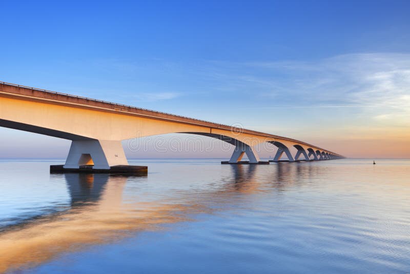 Die Zeeland-Brücke in Zeeland, die Niederlande bei Sonnenaufgang