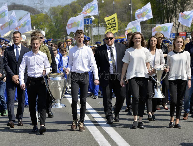 Die Zeremonie, zum der Cups des Männer ` s und Frauen ` s der UEFA-Meister-Liga zu Kyiv zu überreichen stockfotografie Die Zeremonie, zum der Cups des Männer ` s und Frauen ` s der UEFA-Meister-Liga zu Kyiv zu überreichen stockfotografie