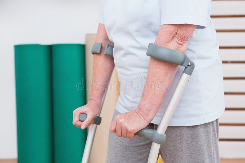 Seniorin, die mit Skrupeln geht lizenzfreies stockbild