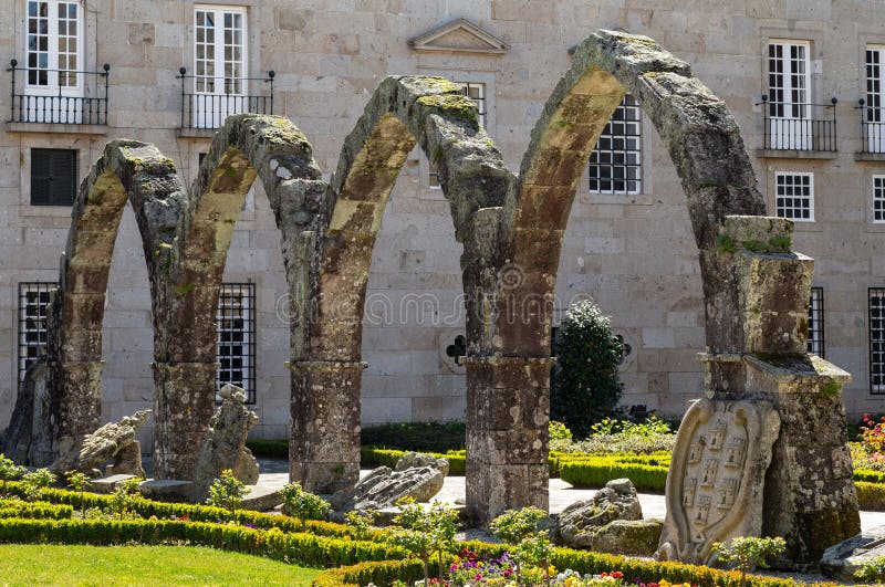 Die Überreste des mittelalterlichen Säulengangs des Palastes, der die Südwestecke des Gartens von Santa Barbara in Braga bildet lizenzfreie stockfotografie Die Überreste des mittelalterlichen Säulengangs des Palastes, der die Südwestecke des Gartens von Santa Barbara in Braga bildet lizenzfreie stockfotografie