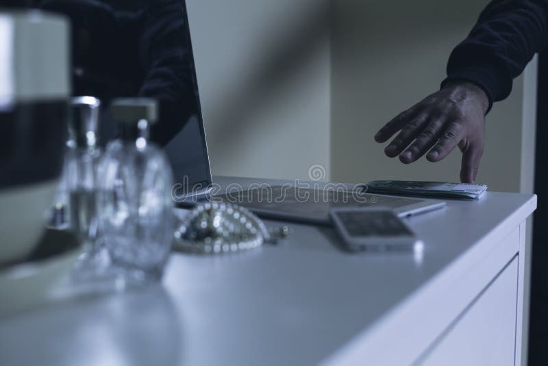 Modernes Dach-Oberlicht-Fenster Auf Rotem Haus Clay Ceramic Tiles Roof