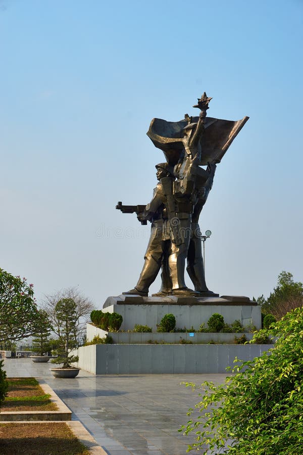 Dien Bien Phu Vietnam - April 25 2019: Striden av den Dien Bien Phu segerstatyn p? D1 kullen Vietnam royaltyfri bild Dien Bien Phu Vietnam - April 25 2019: Striden av den Dien Bien Phu segerstatyn p? D1 kullen Vietnam royaltyfri bild