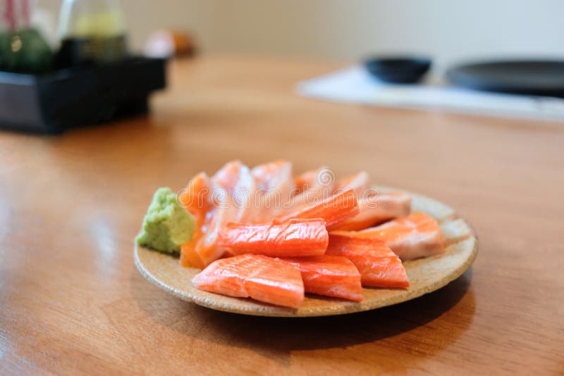 Dienende krabstokken en zalm met wasabi selectieve nadruk royalty-vrije stock foto's Dienende krabstokken en zalm met wasabi selectieve nadruk royalty-vrije stock foto's