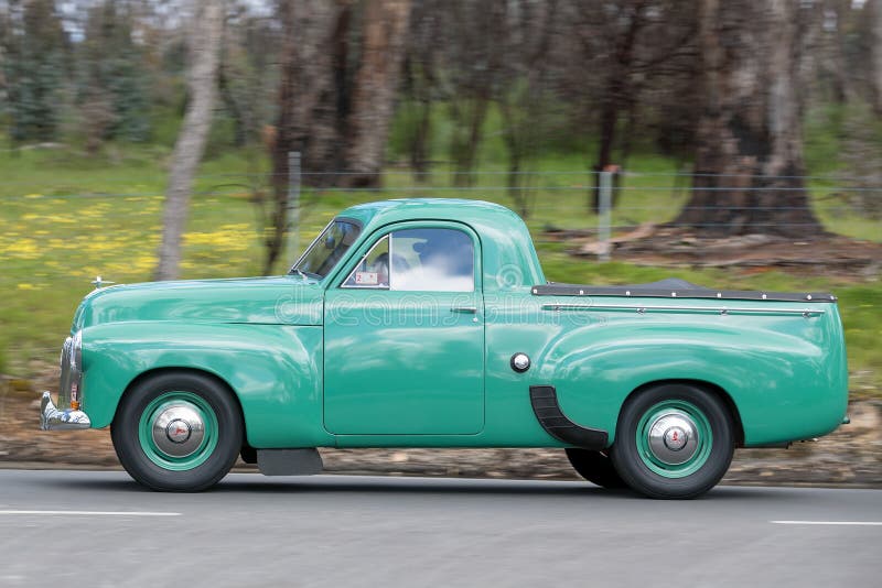 Dienstprogramm 1952 Holden FX, das auf Landstraße fährt stockbilder Dienstprogramm 1952 Holden FX, das auf Landstraße fährt stockbilder