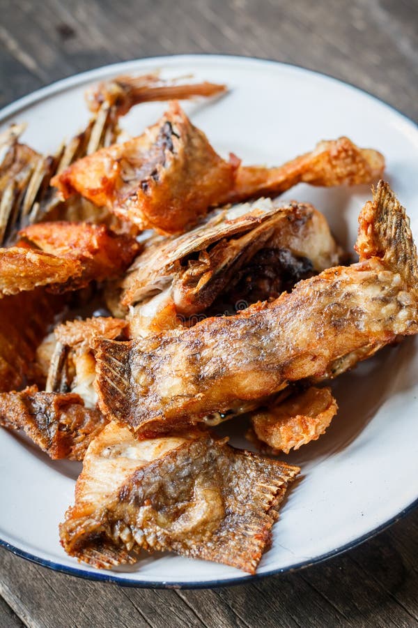 Diep Fried Tilapia Fish met zoute, Hoogste mening stock foto Diep Fried Tilapia Fish met zoute, Hoogste mening stock foto