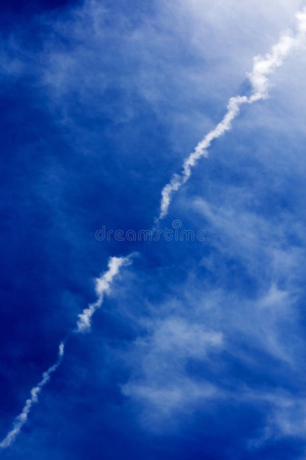 Diepe blauwe hemel met hoge wolken - kwaliteit vijftig megapixels royalty-vrije stock afbeelding Diepe blauwe hemel met hoge wolken - kwaliteit vijftig megapixels royalty-vrije stock afbeelding