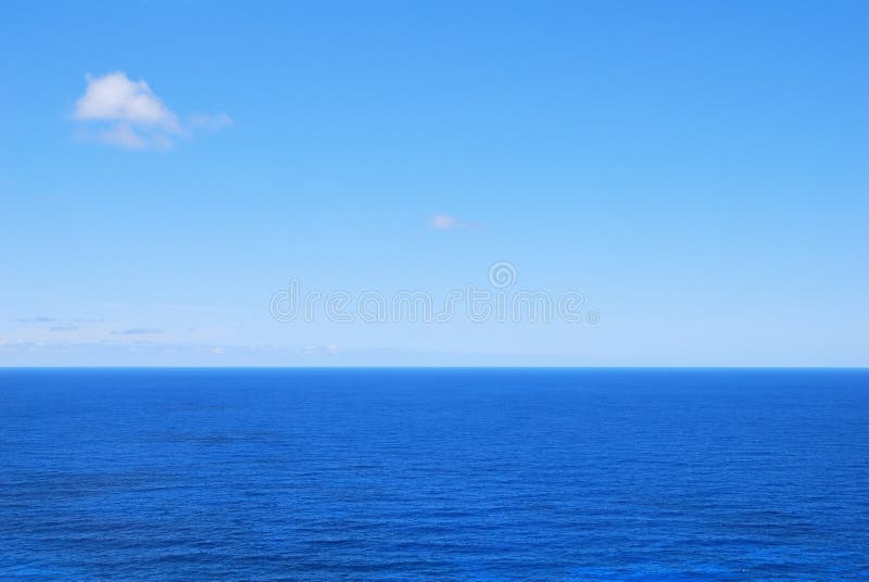 Diepe blauwe zeewaters en duidelijke hemel stock fotografie Diepe blauwe zeewaters en duidelijke hemel stock fotografie