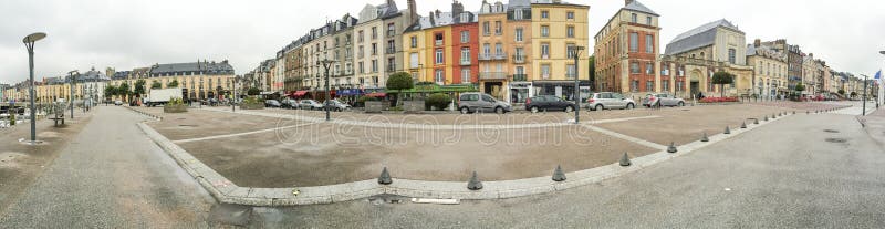 DIEPPE, FRANÇA - EM JUNHO DE 2015: Vista panorâmica do centro da cidade Diepp fotografia de stock DIEPPE, FRANÇA - EM JUNHO DE 2015: Vista panorâmica do centro da cidade Diepp fotografia de stock