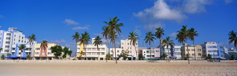 Dieses ist der Art DecoBezirk des Südstrandes Miami Die Gebäude werden in den Pastellfarben gemalt, die durch tropische Palmen um lizenzfreie stockbilder Dieses ist der Art DecoBezirk des Südstrandes Miami Die Gebäude werden in den Pastellfarben gemalt, die durch tropische Palmen um lizenzfreie stockbilder