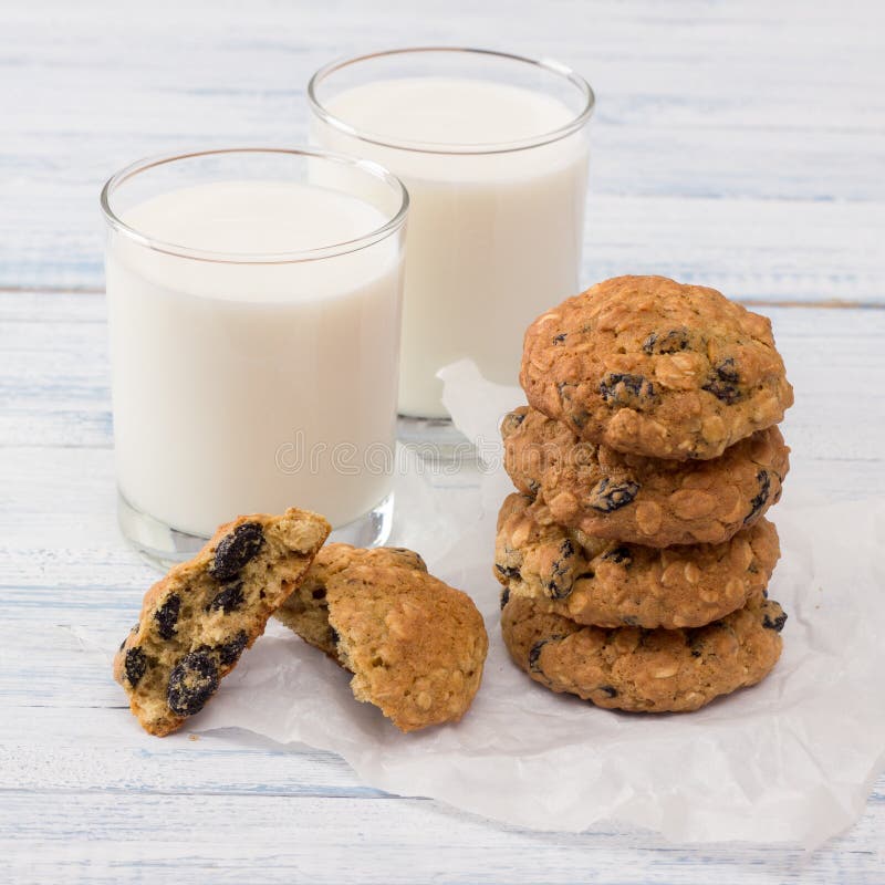 Diet oatmeal cookies with milk