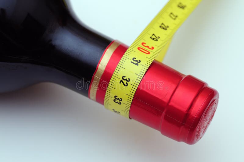 Meracie pásky a fľaša vína hrajú vplyv vína alebo alkoholu má na diétu.