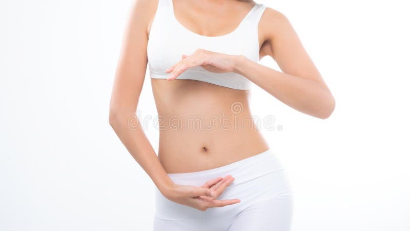 Dieta bonita do corpo da mulher ascendente próxima com mãos em torno de seu estômago
