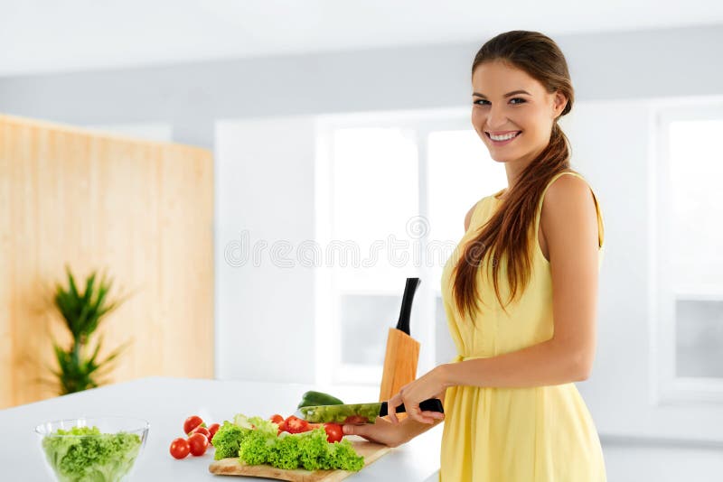 Dieta Donna mangiante in buona salute che cucina alimento biologico lifestyle preparazione