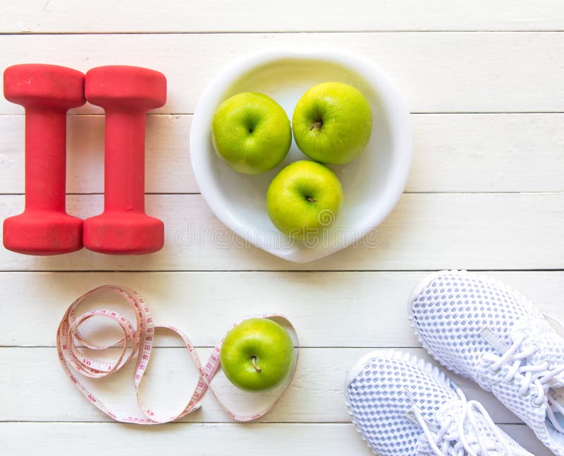 Dieta e perdita di peso per cura sana con l'attrezzatura di forma fisica, l'acqua dolce e la frutta sane, mela verde mela, sul BA fotografia stock Dieta e perdita di peso per cura sana con l'attrezzatura di forma fisica, l'acqua dolce e la frutta sane, mela verde mela, sul BA fotografia stock
