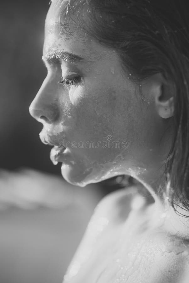 Dieta e skincare sano dieta della giovane donna con miele fotografia stock Dieta e skincare sano dieta della giovane donna con miele fotografia stock