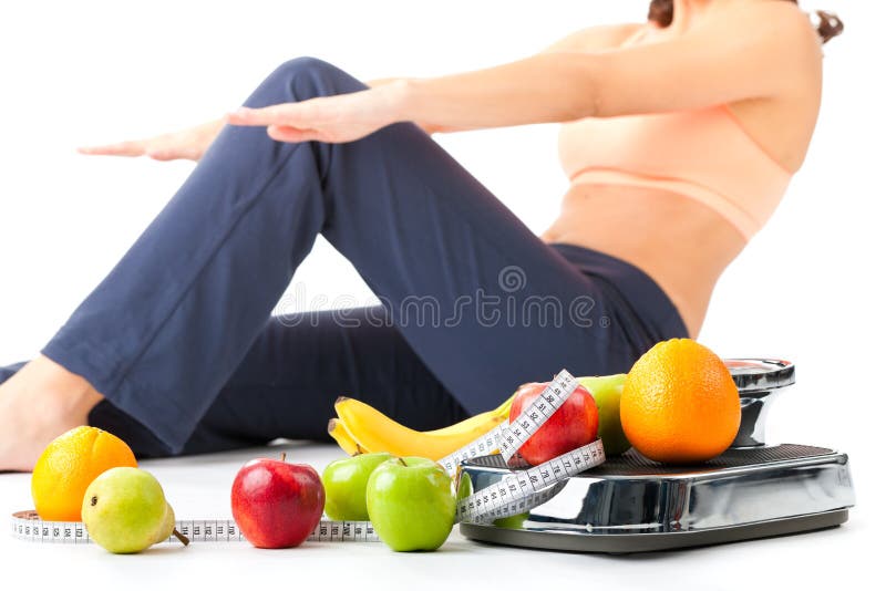 Dieta e sport - la giovane donna sta facendo sedere-UPS fotografie stock libere da diritti Dieta e sport - la giovane donna sta facendo sedere-UPS fotografie stock libere da diritti