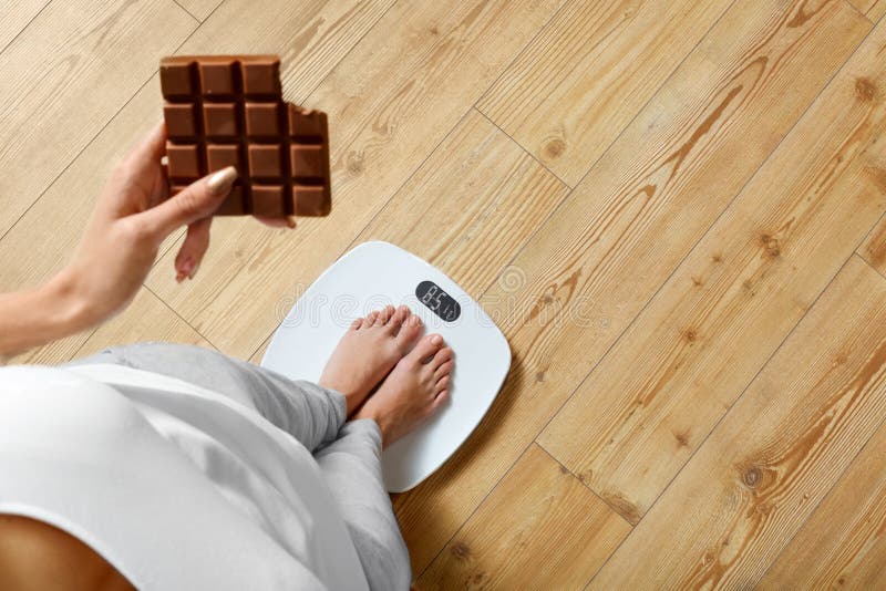 Dieta Mujer en la balanza, chocolate Comida malsana peso
