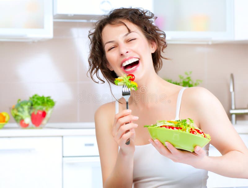 Dieta. Mujer que come la ensalada vegetal imágenes de archivo libres de regalías Dieta. Mujer que come la ensalada vegetal imágenes de archivo libres de regalías