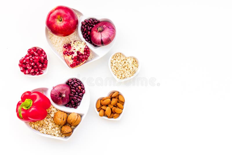 Dieta para el corazón sano Comida con los antioxidantes Las verduras, frutas, nueces en cuenco en forma de corazón en el fondo bl fotos de archivo libres de regalías Dieta para el corazón sano Comida con los antioxidantes Las verduras, frutas, nueces en cuenco en forma de corazón en el fondo bl fotos de archivo libres de regalías