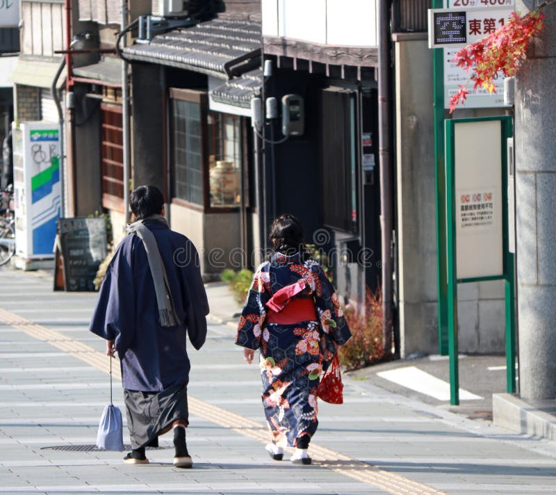 Dietro Dell'uomo Giapponese in Yukata Per Gli Uomini E La Donna in Vestito  Dal Kimono Che Camminano Sul Passaggio Pedonale Immagine Editoriale -  Immagine di sfondo, elegante: 116049205