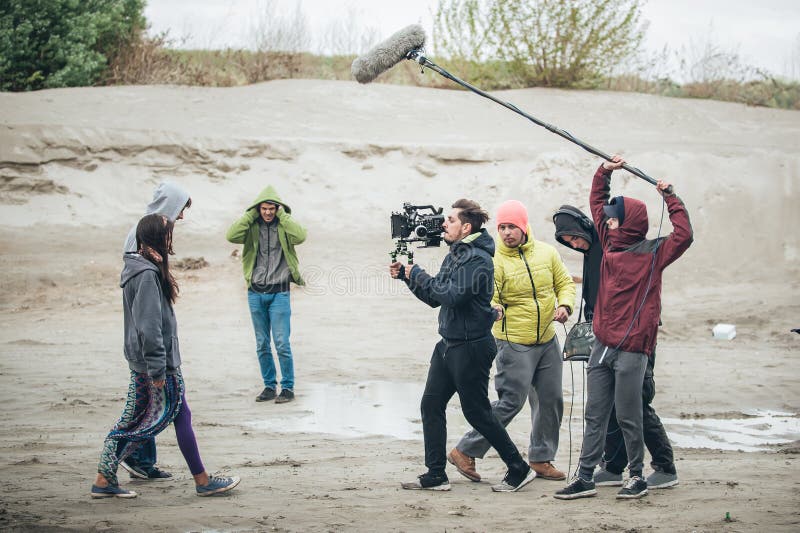 Dietro la scena Scena di film di contaminazione delle troupe cinematografica all'aperto immagine stock libera da diritti Dietro la scena Scena di film di contaminazione delle troupe cinematografica all'aperto immagine stock libera da diritti