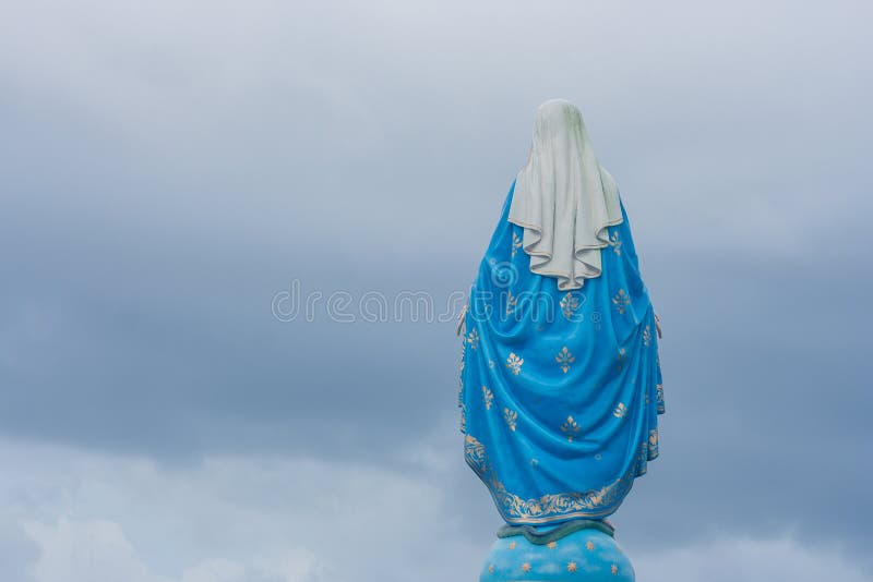 Dietro la vista della statua benedetta di vergine Maria che sta davanti a Roman Catholic Diocese