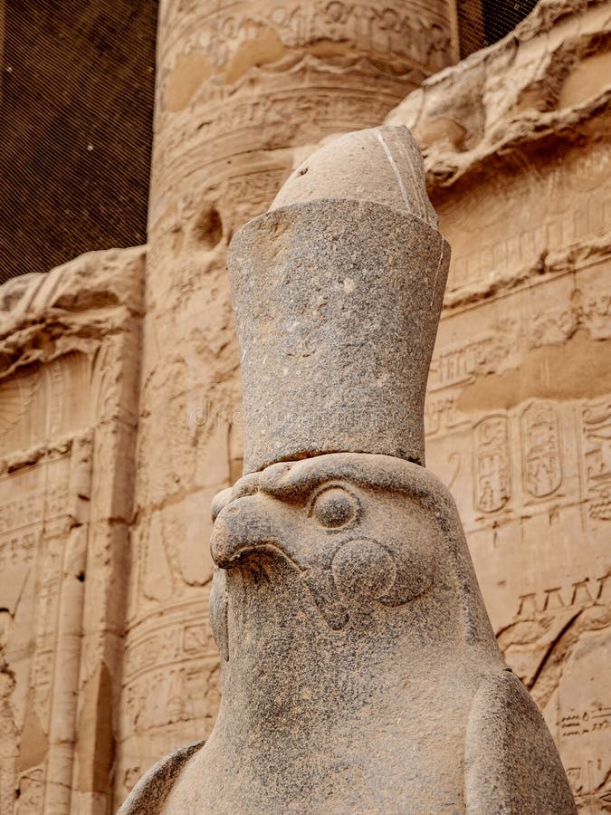 Dieu Horus de la statue égyptienne antique de civilisation dans le temple de Horus Edfu Egypte photo stock Dieu Horus de la statue égyptienne antique de civilisation dans le temple de Horus Edfu Egypte photo stock