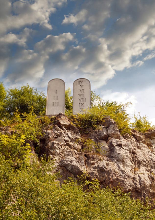 Diez mandamientos enumeran las tabletas de piedra en una colina rocosa con tallado 10 mandamientos imagenes de archivo Diez mandamientos enumeran las tabletas de piedra en una colina rocosa con tallado 10 mandamientos imagenes de archivo