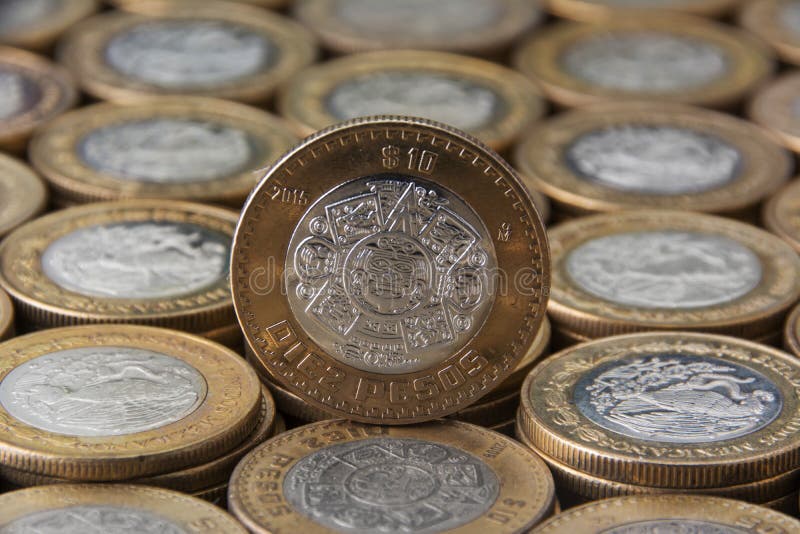 Diez peso mexicanos sobre mà ¡ s monedas alineadas y apiladas Diez peso mexicanos sobre mà ¡ s monedas alineadas y apiladas