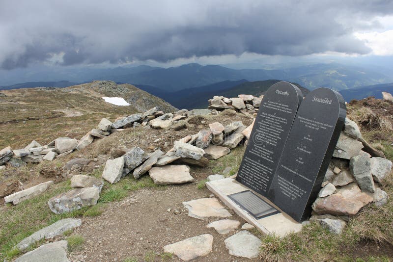 Diez piedras de los mandamientos en las montañas imágenes de archivo libres de regalías Diez piedras de los mandamientos en las montañas imágenes de archivo libres de regalías